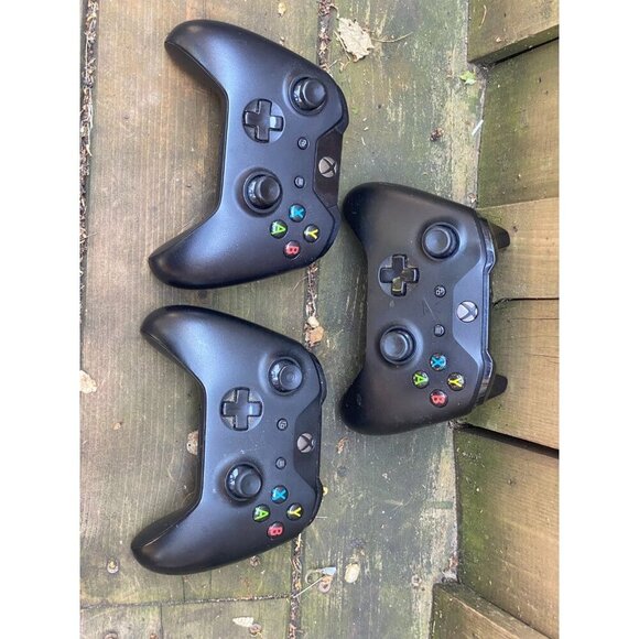 Lot of 3 XBOX ONE Wireless Controller Remotes - Black - 3x - 2x missing back - Picture 3 of 3